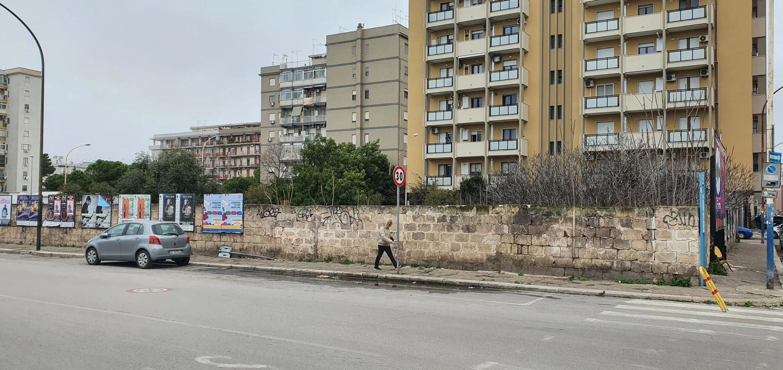 il vento a 30 km orari sradica pannello pubblicitario.