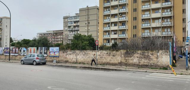 il vento a 30 km orari sradica pannello pubblicitario.