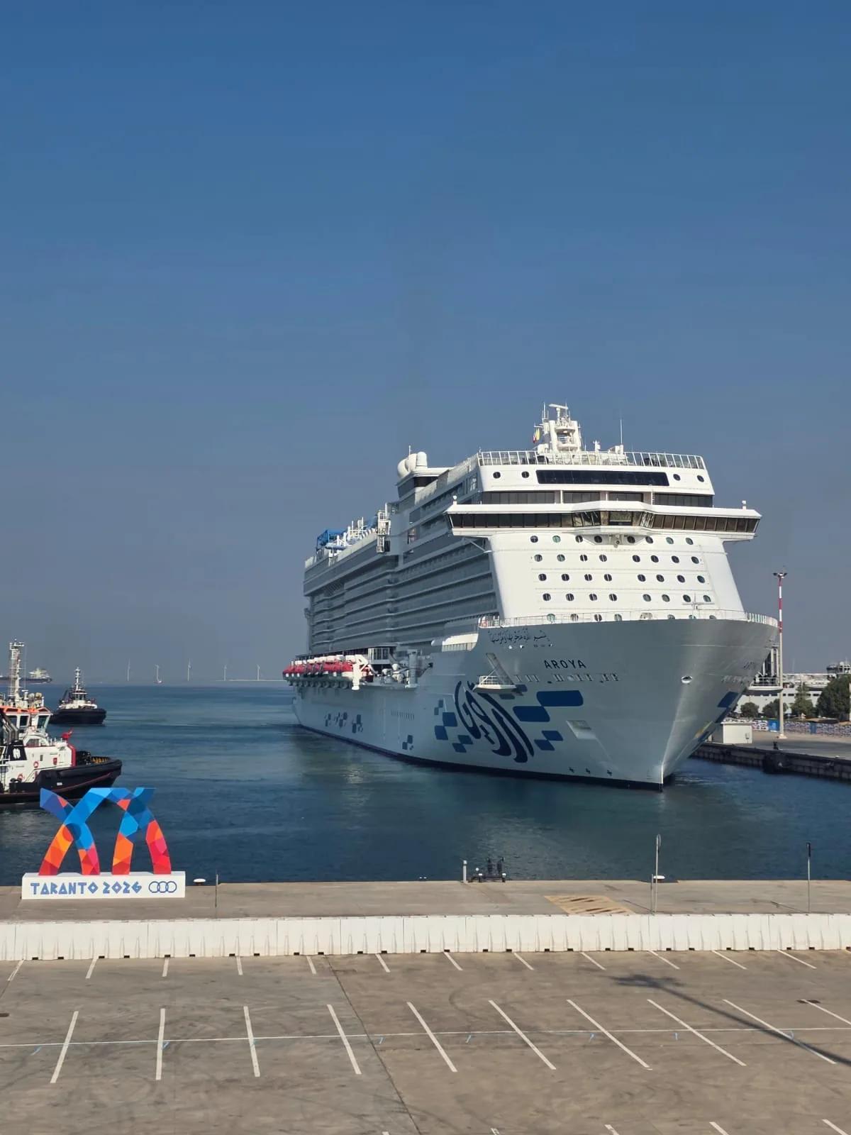 La Aroya vista dalla banchina della Stazione Navale Mar Grande di Taranto