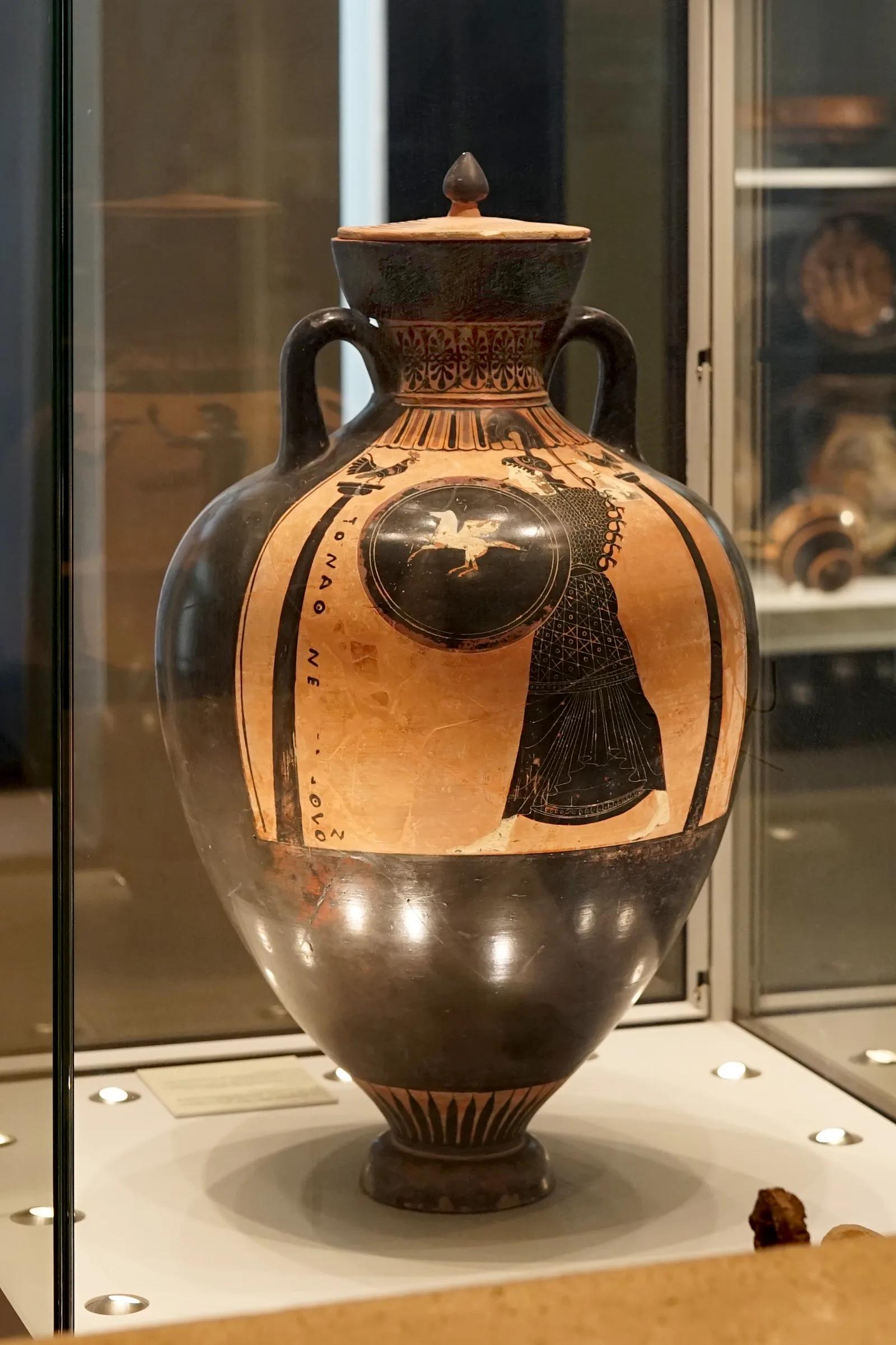 Anfora panatenaica a figure nere dalla Tomba dell’Atleta di Taranto, con la dea Atena armata, databile intorno al 480 a.C.