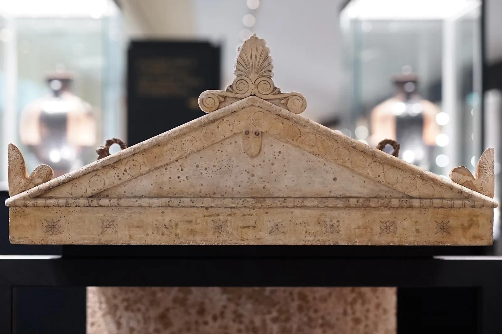 Il coperchio a doppio spiovente del sarcofago dell’Atleta di Taranto, decorato come il tetto di un tempio