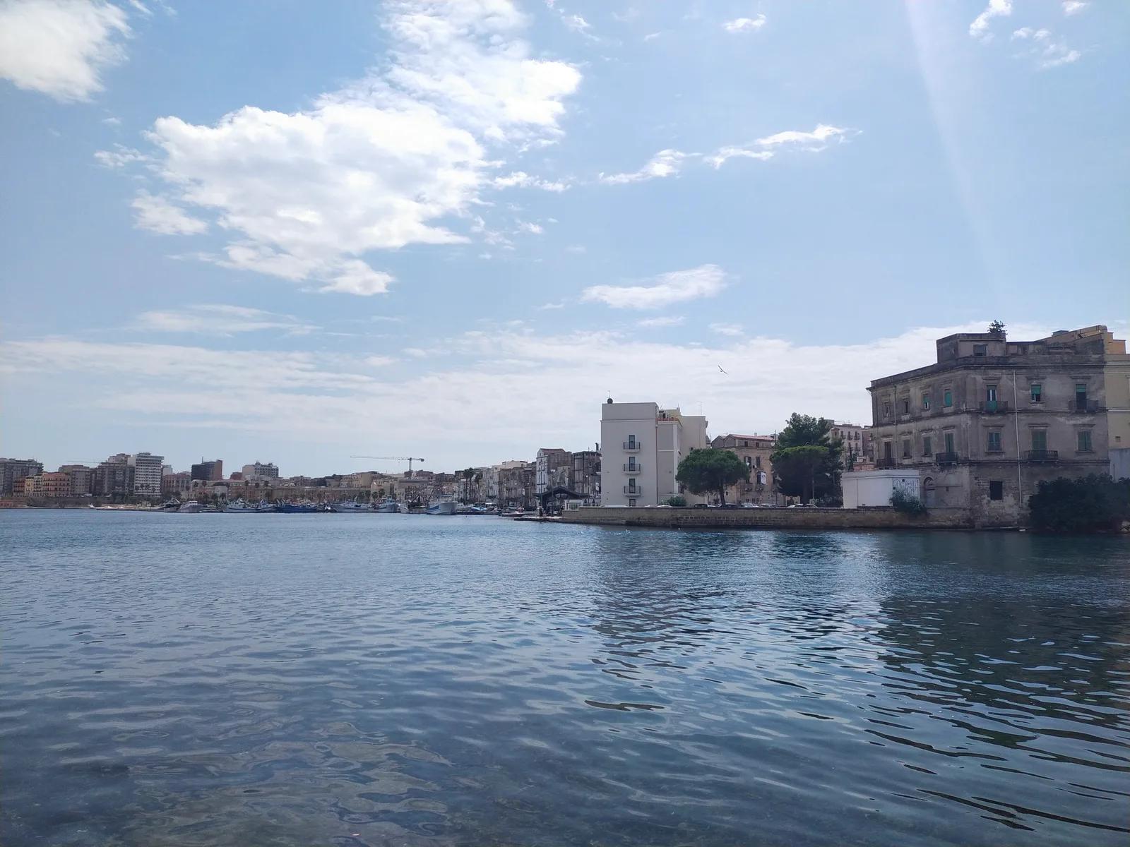 Il Primo Seno del Mar Piccolo di Taranto visto dalla riva, con la città sullo sfondo