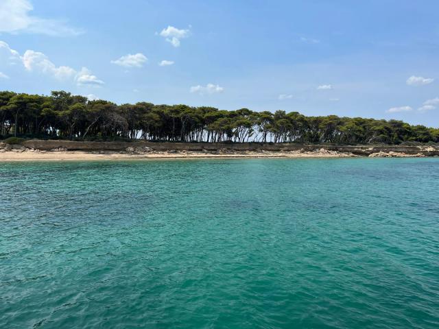 Le isole Cheradi davanti a Taranto, con la costa bassa e la vegetazione mediterranea