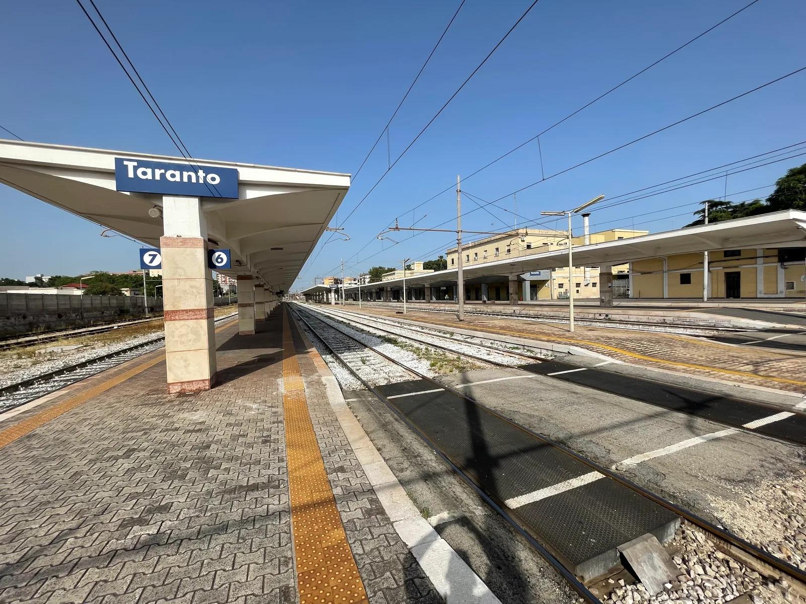 I binari della stazione di Taranto visti dal marciapiede del settimo binario