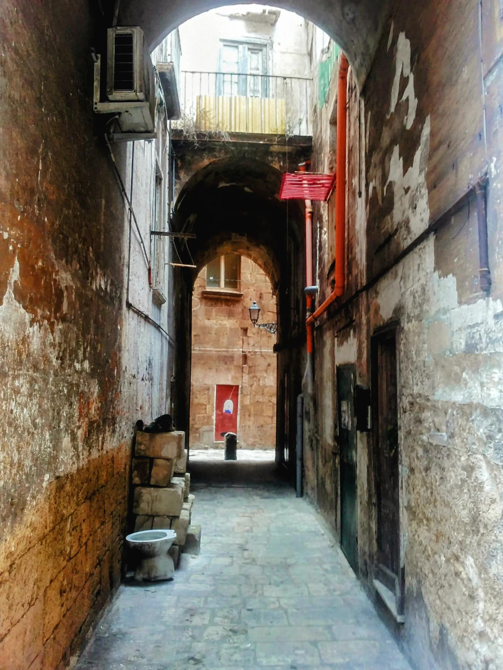 L'arco Lo Jucco, uno dei passaggi coperti della Città Vecchia