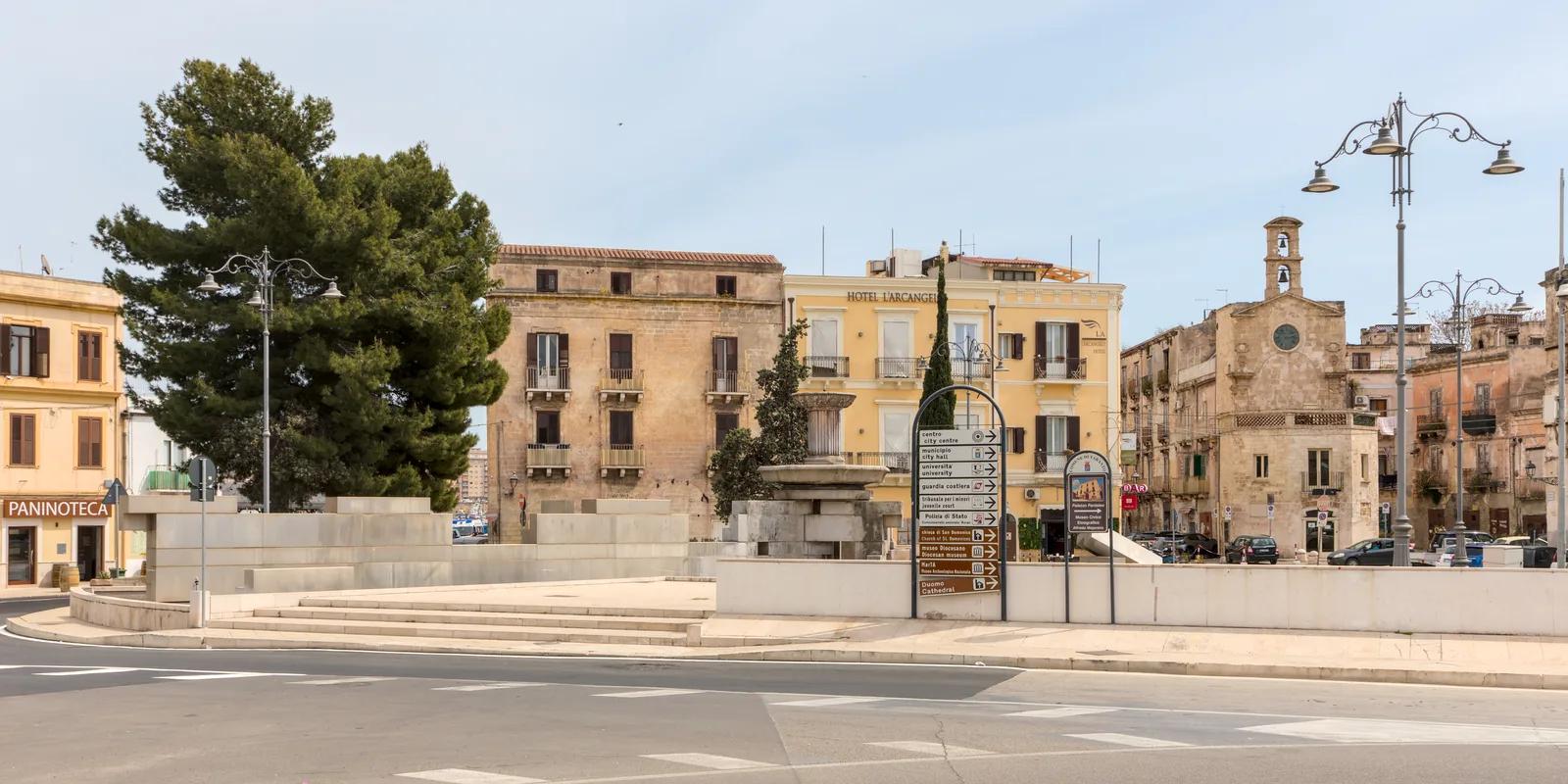 Piazza Fontana, affacciata sul Mar Piccolo, all'ingresso della Città Vecchia
