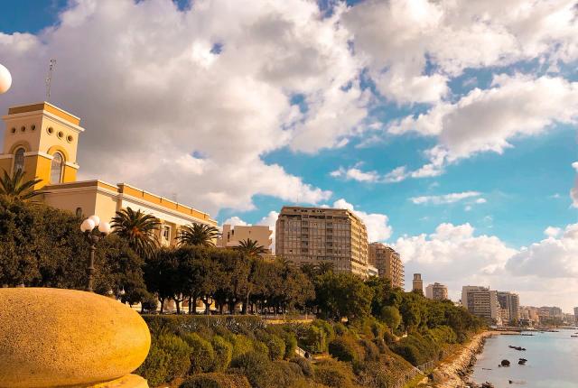 Il lungomare di Taranto con il palazzo delle Poste