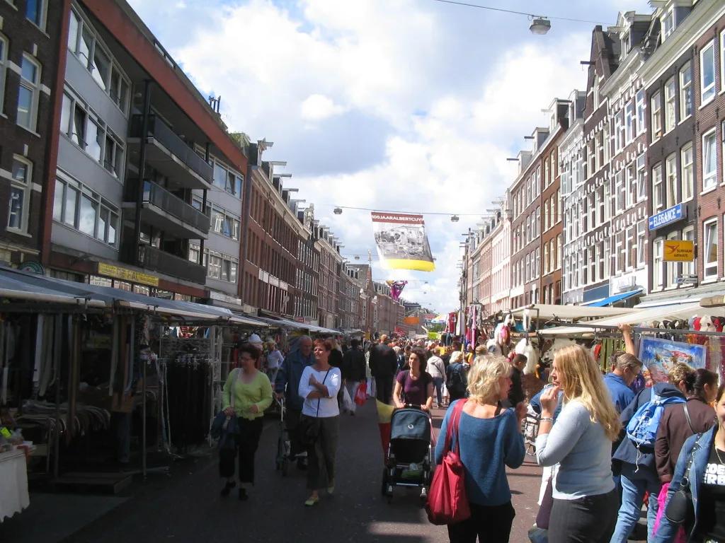 I banchi dell'Albert Cuypmarkt lungo la strada, ad Amsterdam