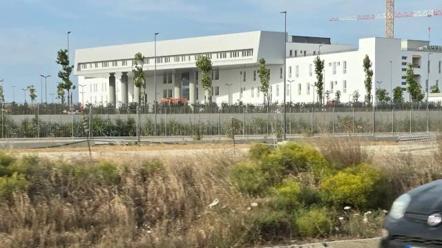 Il nuovo ospedale San Cataldo di Taranto visto dalla strada