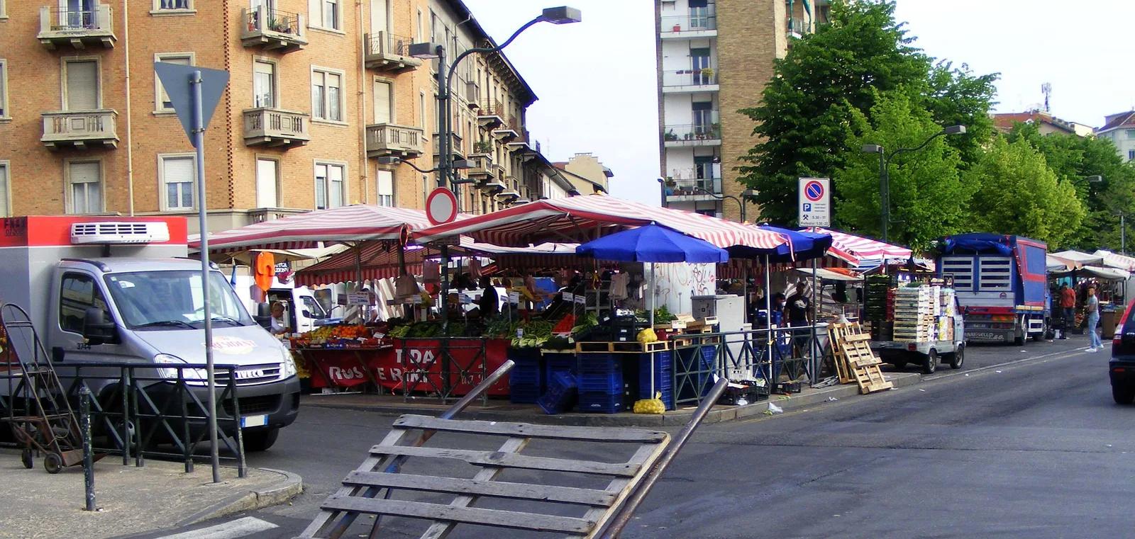 Il mercato Archimede verso l'area Orsini: si comincia misurando i banchi