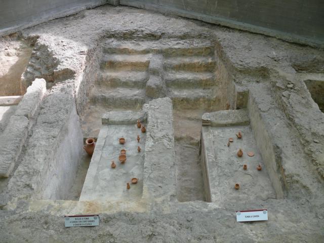 L'area archeologica di via Marche a Taranto: due tombe scavate nella roccia con piccoli vasi di terracotta e una scala di pietra