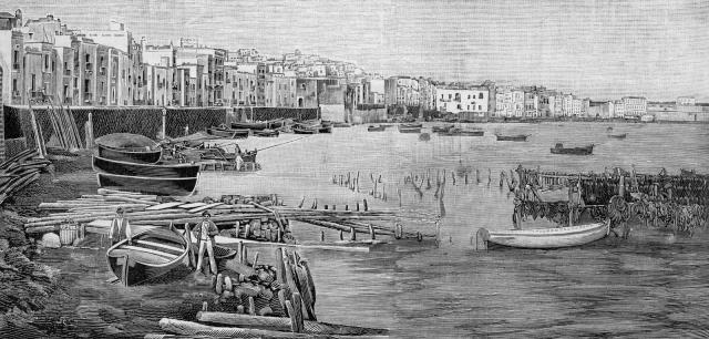Xilografia del 1899: via Garibaldi vista dal Mar Piccolo, con le case allineate sulla riva, barche tirate a secco e pali piantati nell’acqua