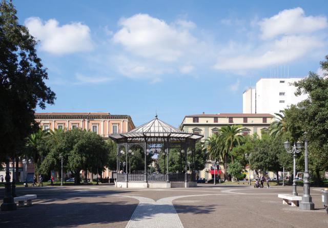 Il gazebo in ferro dei giardini di piazza Garibaldi a Taranto, tra palme e palazzi ottocenteschi