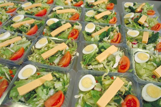 Vaschette di insalata con pomodoro, uovo sodo e formaggio pronte per una mensa scolastica: foto di repertorio, non è Taranto