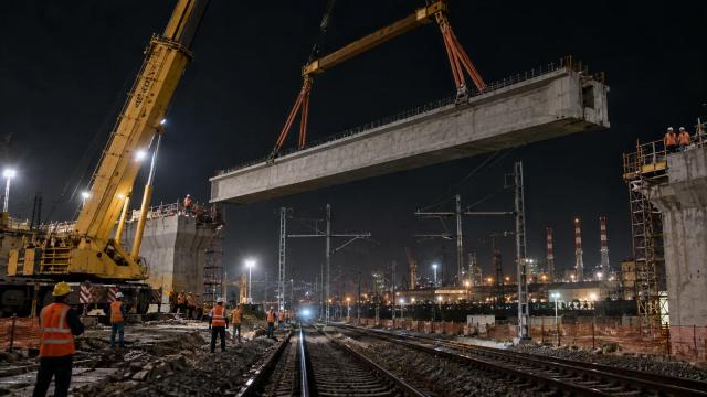 Taranto, la BRT supera la ferrovia: varata la prima trave dello scavalco in zona Croce