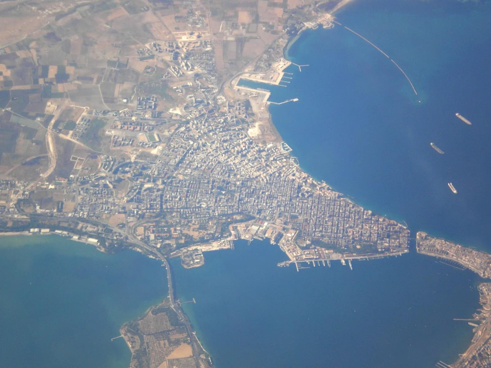 Da quattro corsie a due, ora i cantieri: dieci milioni per il rondò e il cavalcaferrovia Croce